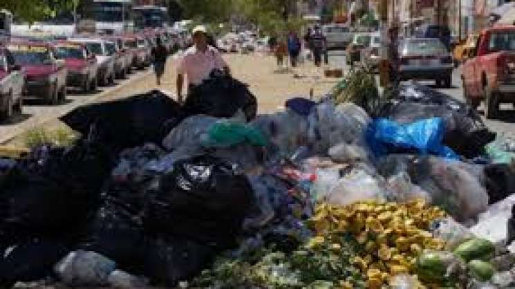 Oaxaca entre la basura, espera la Guelaguetza