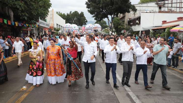 Comparte Pueblo Oaxaqueño su música,tradición, color y algarabía