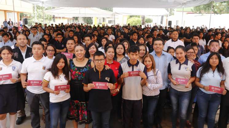 Entregan 966 becas Bienestar a estudiantes de la UABJO