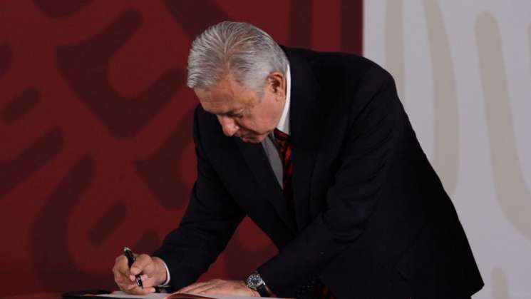  Fiirma  AMLO compromiso de no reelección ante notario