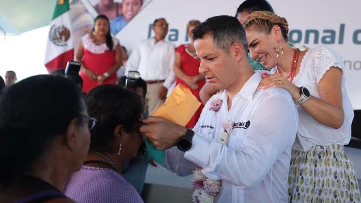 Gobierno estatal entrega 27 mdp en apoyo a pueblo afromexicano