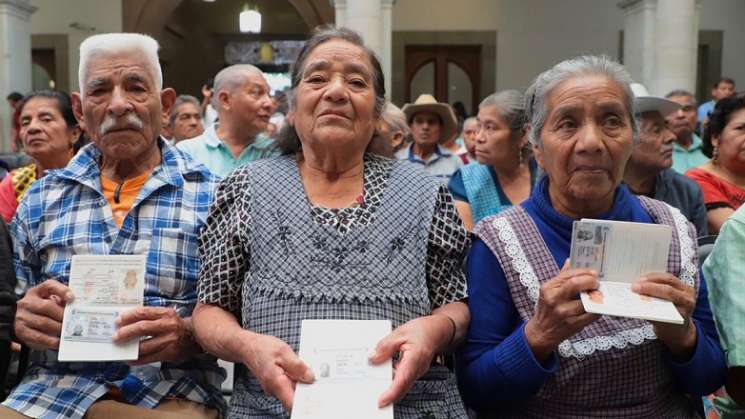 Entrega AMH actas con doble nacionalidad a conacionales