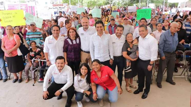 Entrega DIF aparatos auditivos en Santa Cruz Xoxoxcotlán