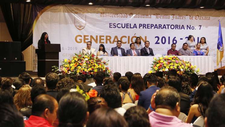 Entrega la UABJO a la sociedad estudiantes de excelencia  