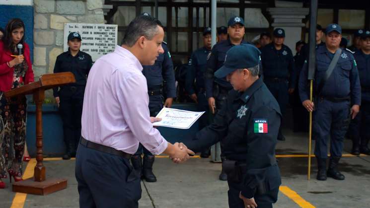 Entregan distinciones a 40 policías de Oaxaca