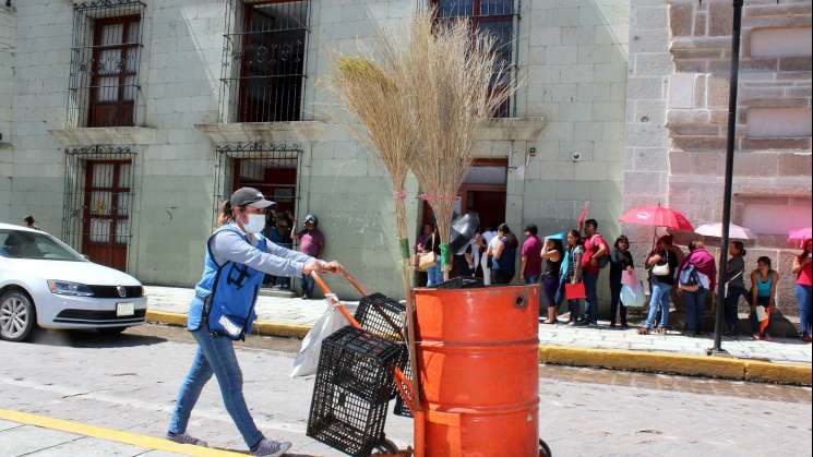 Reconocen la labor de barrenderas y barrenderos municipales