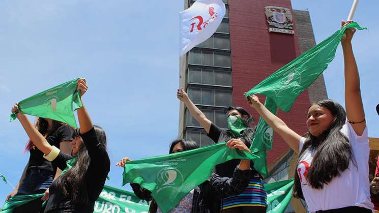 Realizan “pañuelazo” a favor del aborto en la UNAM