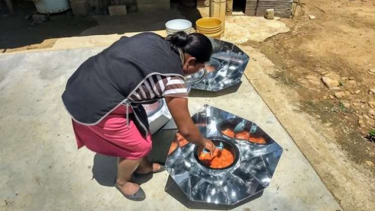 Mujeres oaxaqueñas sacan la cocina al sol