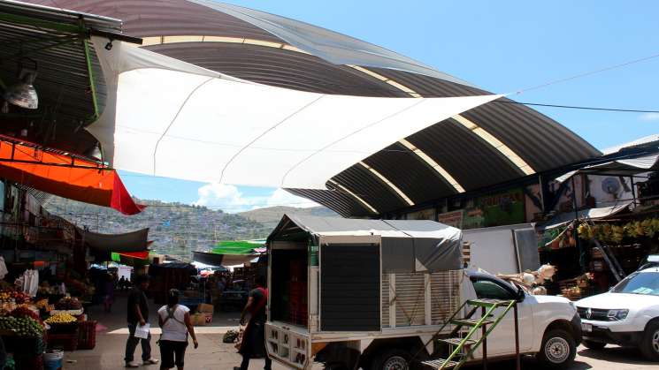  Retiran techumbre  afectada por lluvias en el Mercado de Abasto