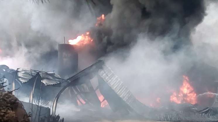 Sofocan  incendio de fábrica de resina en la Sierra Júarez