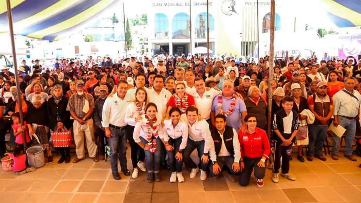 Caravana DIF beneficia a familias de San Miguel El Grande