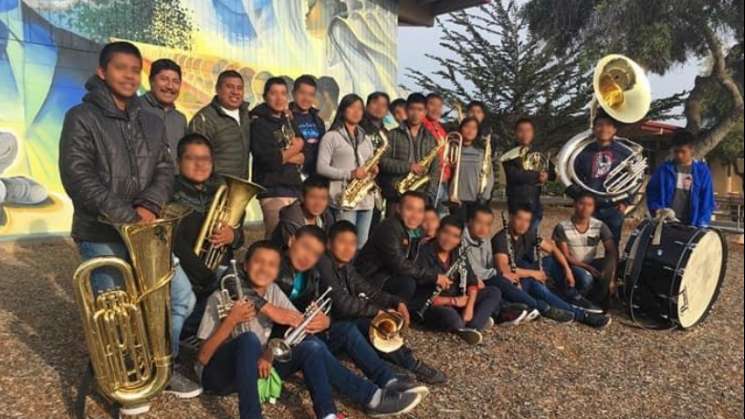 Felicita IEEPO a banda de música de estudiantes de Zoogocho