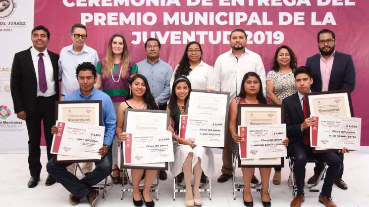  Entrega Ayuntamiento Capitalino Premio Municipal de la Juventud