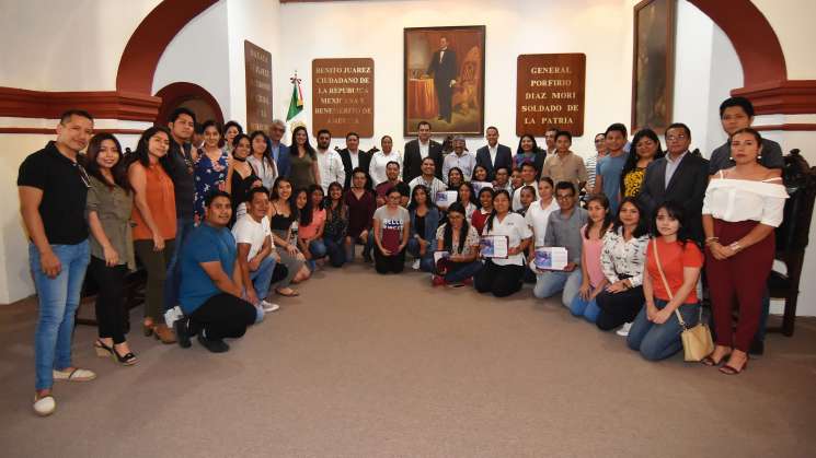 Reconocen 37 años de trayectoria del Ballet Folclórico de Oaxaca