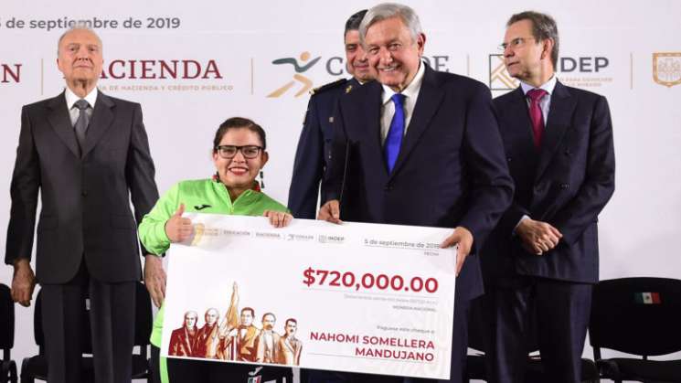 Atletas parapanamericanos reciben estimulos de AMLO