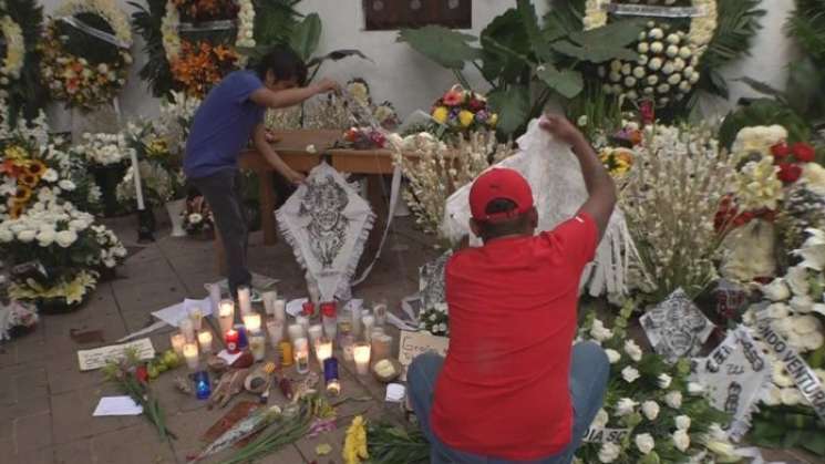 Estudiantes de la UABJO elevan cometas por Francisco Toledo