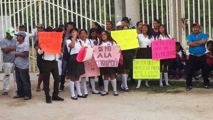 Cierran escuela CBTA  en Huamemula por acoso sexual de maestros