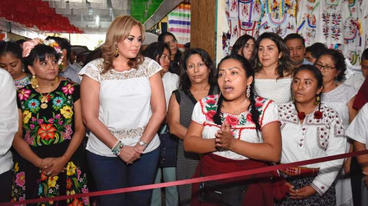 Inauguran muestra artesanal “Los colores de mi tierra”.  