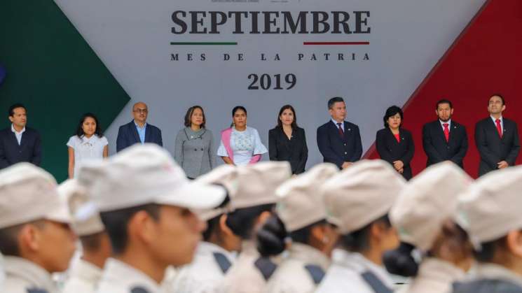 Encabeza Sepia izamiento de Bandera Nacional