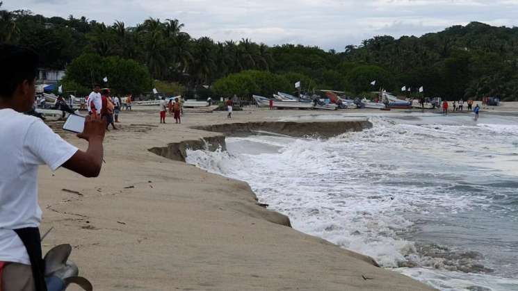 Por pleamar, se hunde playa en Puerto Escondido