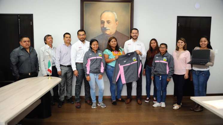 Entrega IEEPO uniformes y equipo a normal de Tamazulapam