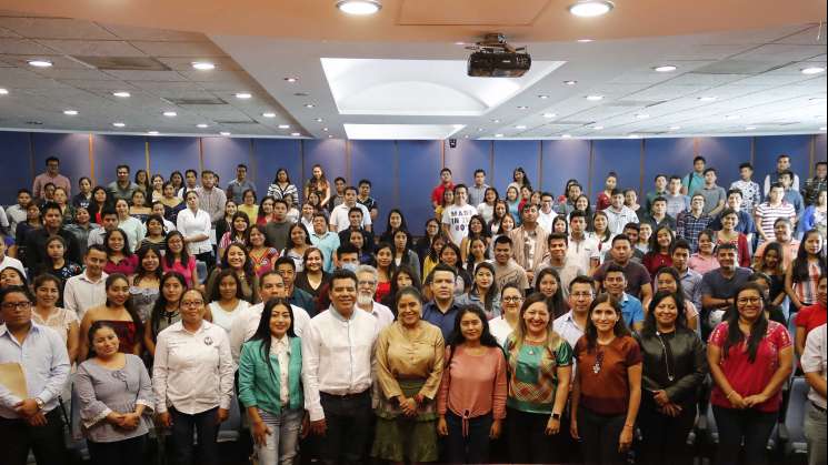  Estudiantes hablantes de lenguas indìgenas reciben becas