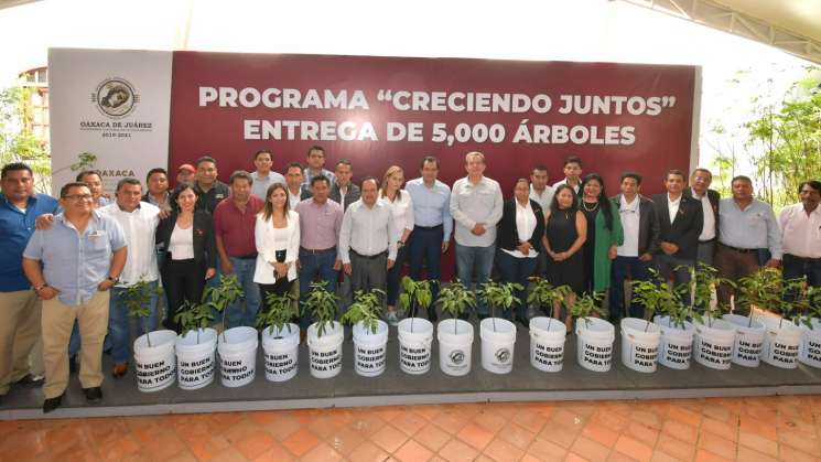 Entrega Oswaldo García 5,000 árboles para reforestar la capital