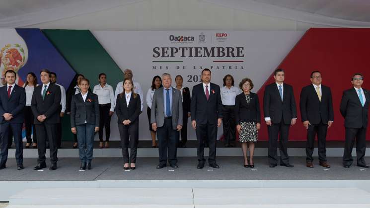 Donato Casas Escamilla preside ceremonia de izamiento de bandera