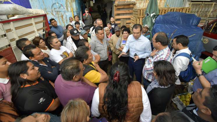 Supervisan rehabilitación de techado en el Mercado de Abasto