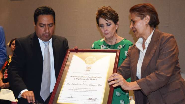 Reconoce Sociedad Oaxaqueña de Salud Pública a Gabriela Velásquez