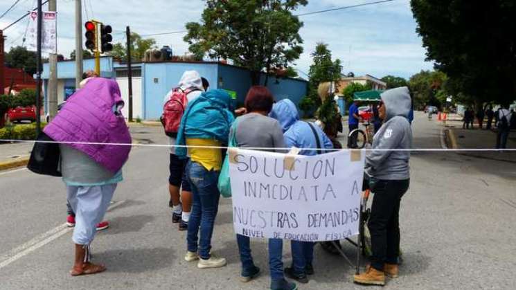 IEEPO exhorta a docentes de educación física no bloquear calles