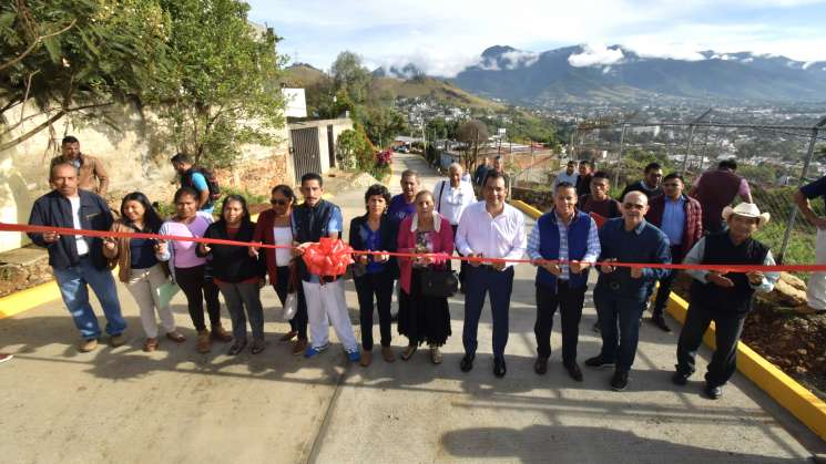 Edil Oswaldo García entrega obra a vecinos de la colonia Aurora  