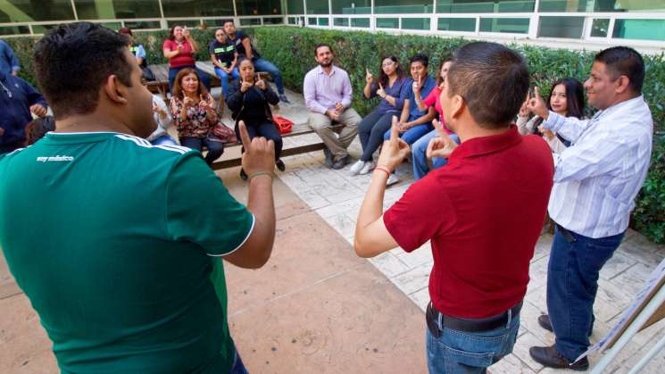 Servidoras y servidores públicos incorporan Lengua de Señas