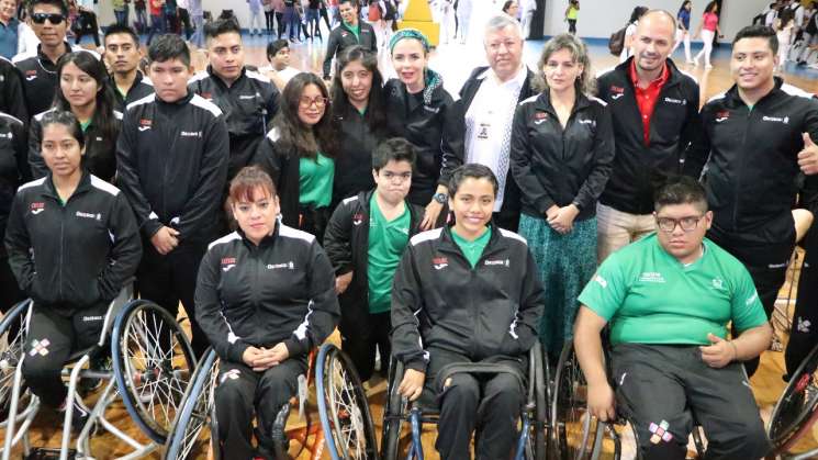 Abanderan a selección estatal para la Paralimpiada Nacional