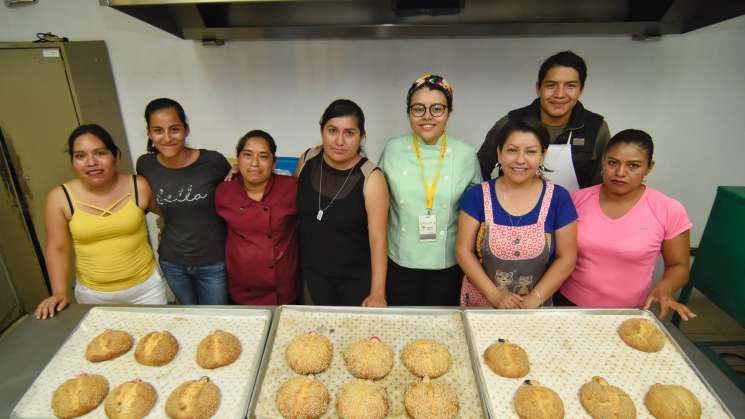 Elaboran pan de muerto en la Escuela de Artes y Oficios de Oaxaca