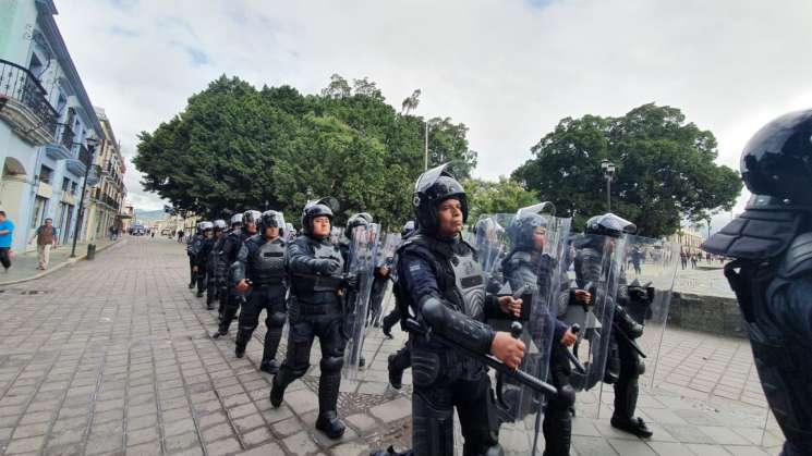 Policías Municipal y Estatal resguardan accesos al zócalo 