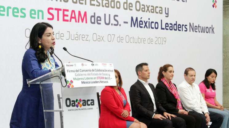 Prioridad, el empoderamiento de la mujer oaxaqueña: AMLO