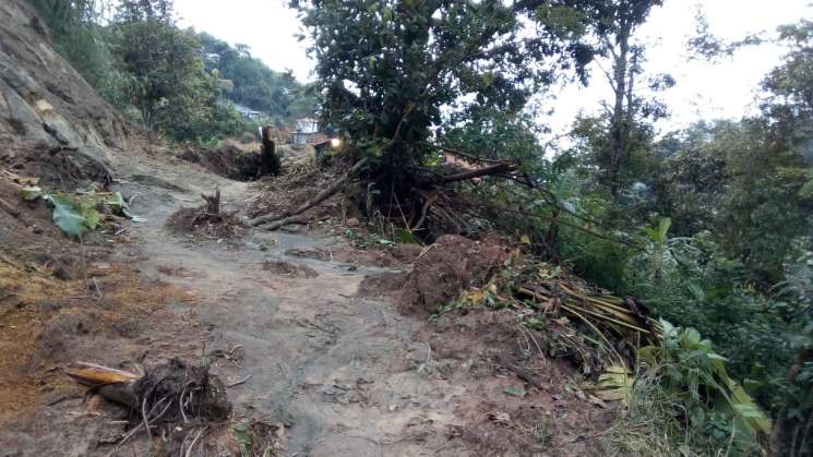 Continúa CAO atendiendo caminos afectados por Narda