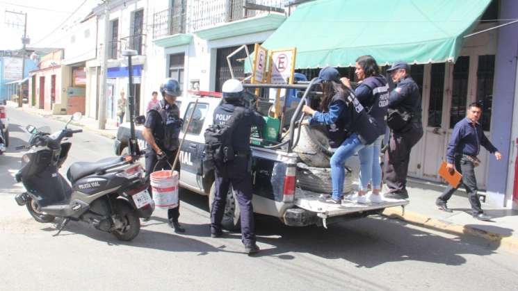 Policía Vial de Oaxaca de Juárez  retira obstáculos de las calles