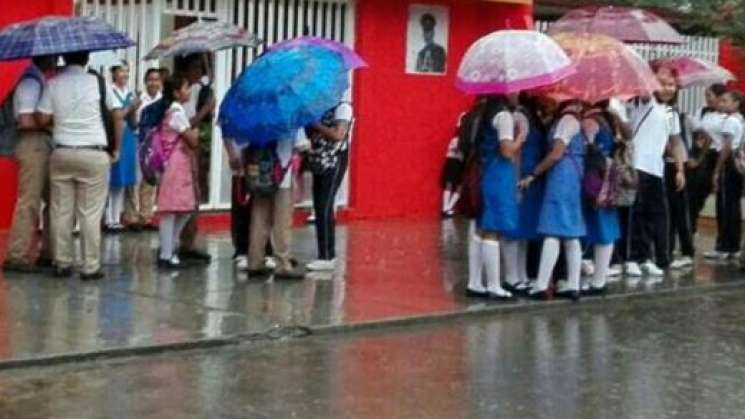 Reinician clases en escuelas que suspendieron por lluvias: IEEPO