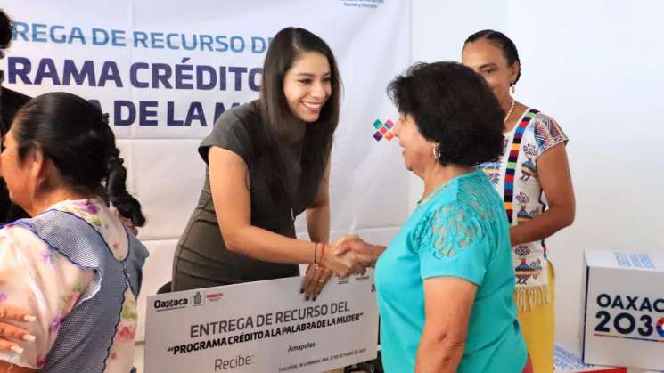 Entregan Créditos a la Palabra de la Mujer en Valles Centrales