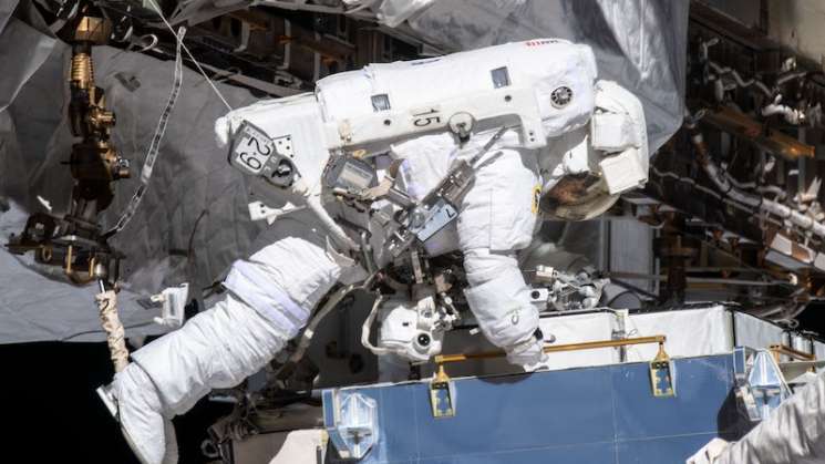 Dos mujeres astronautas realizan primera caminata espacial juntas