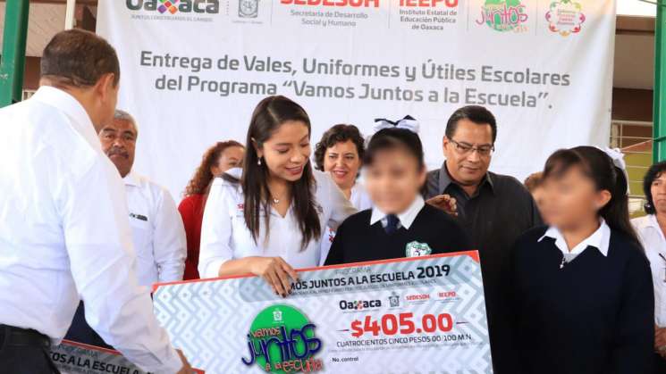 Entrega Sedesoh uniformes y útiles escolares en Huajuapan