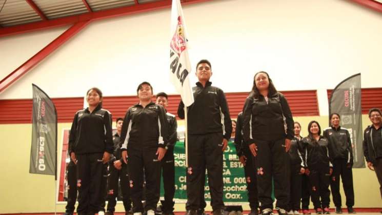 Abanderan a la selección oaxaqueña que participa en Chiapas