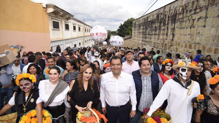 Deslumbra la Gran Comparsa del  Ayuntamiento de Oaxaca de Juárez