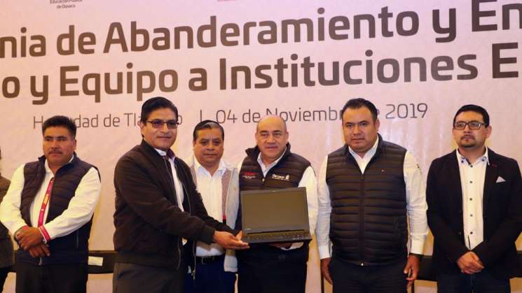 Entrega IEEPO mobiliario y equipo a escuelas de la Mixteca