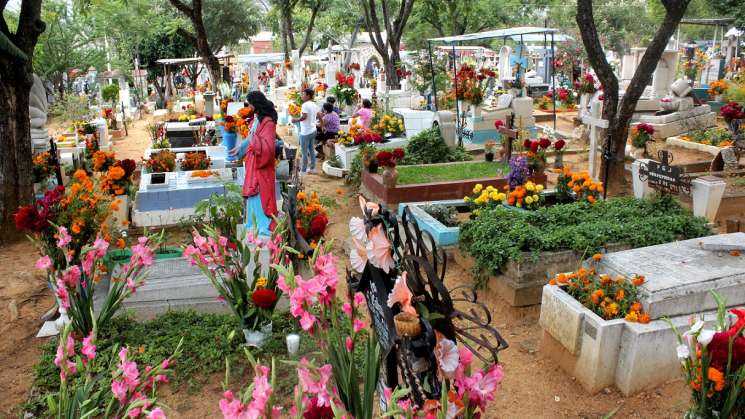 Preservan familias los “Lunes de  Panteón” en Oaxaca de Juárez