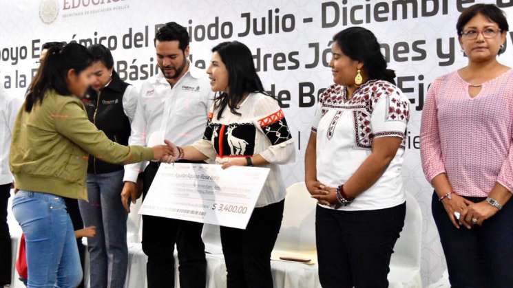 Entregan becas a 487 madres estudiantes y jóvenes embarazadas