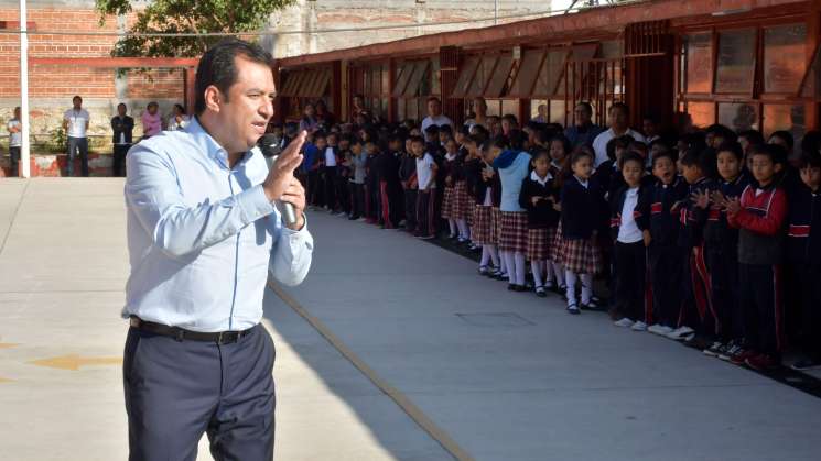 Entregan computadoras en escuela de San Juan Chapultepec