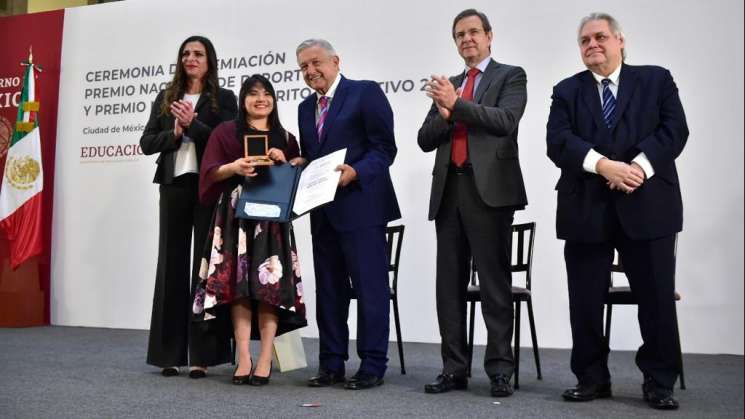 Alexa Moreno y Paola Espinosa reciben premio nacional del deporte